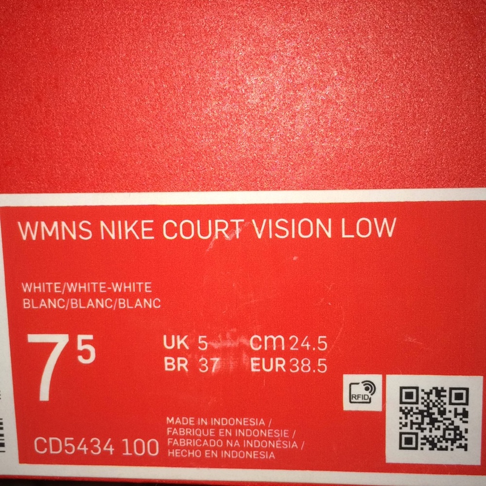 Women’s NIKE COURTS VISION LOW .